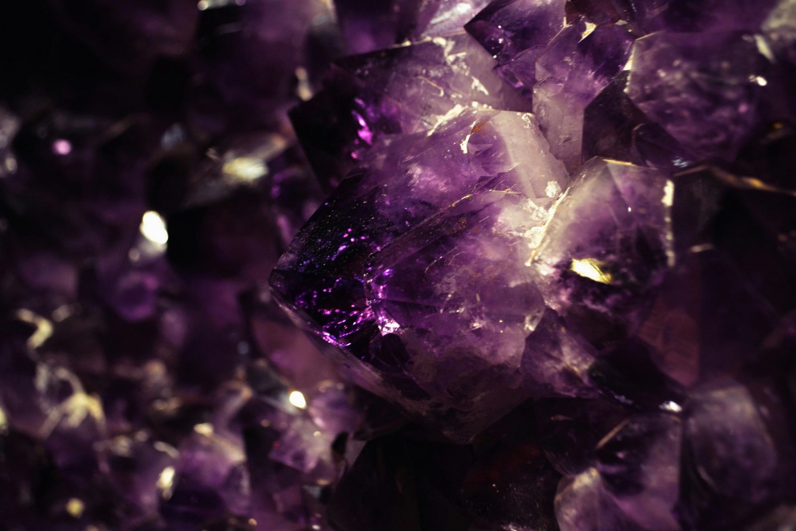Amethystkristall in sattem Violett auf hellem Untergrund