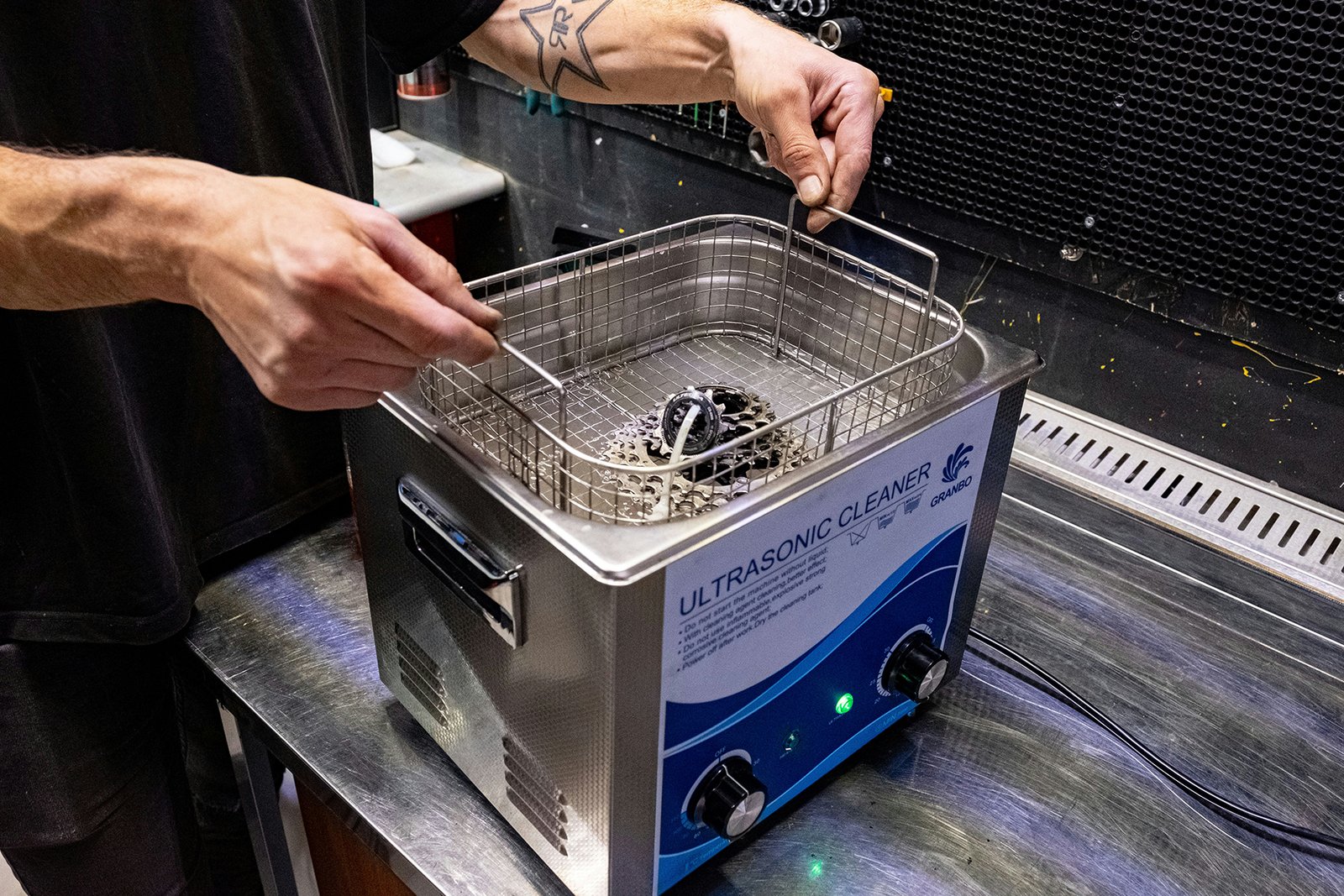 Ultraschallreiniger auf einer Arbeitsfläche