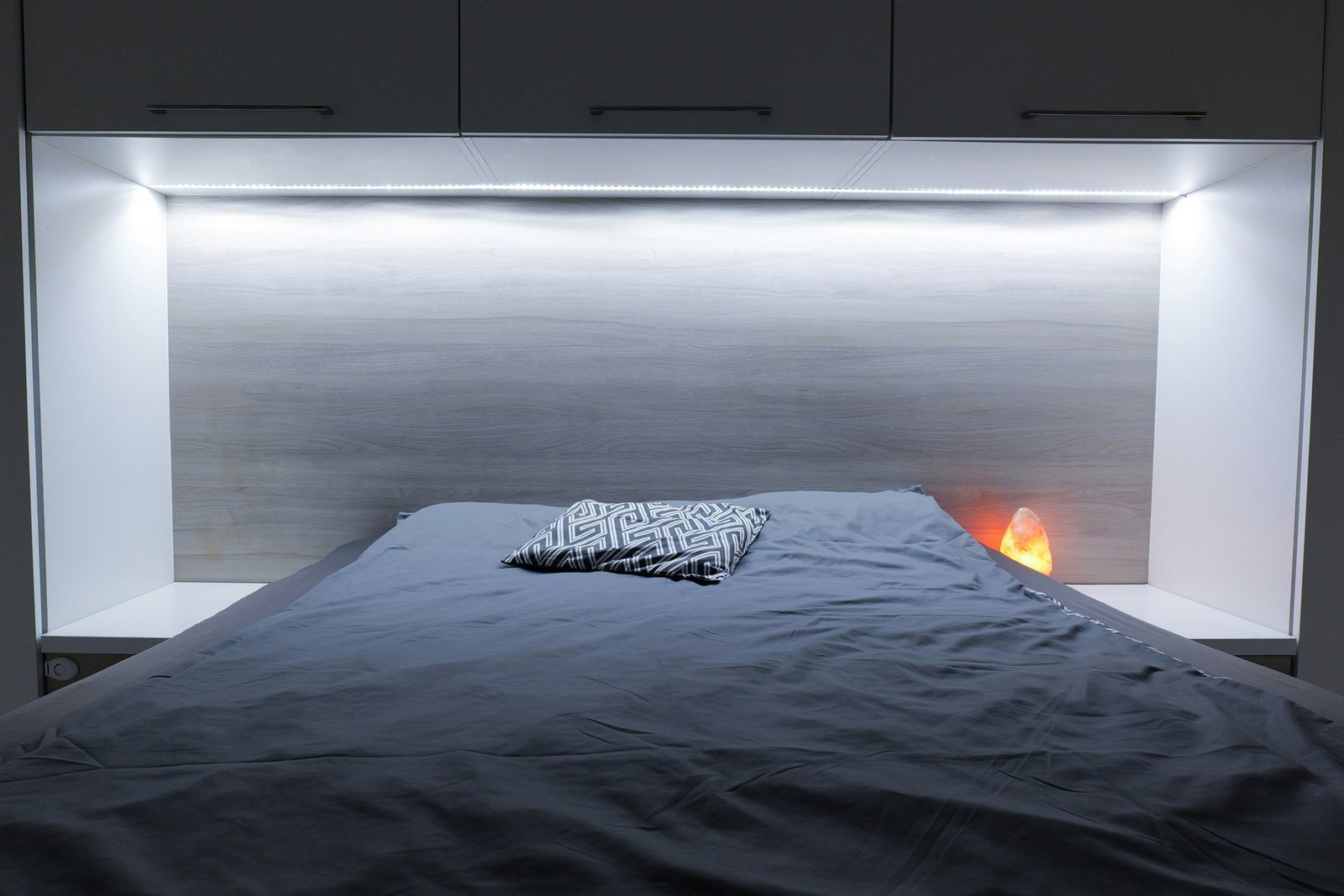 Heilsteine auf einem Nachttisch im Schlafzimmer